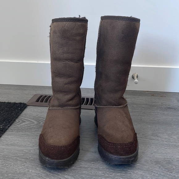 UGG Australia Sheepskin Boots - Picture 1 of 7